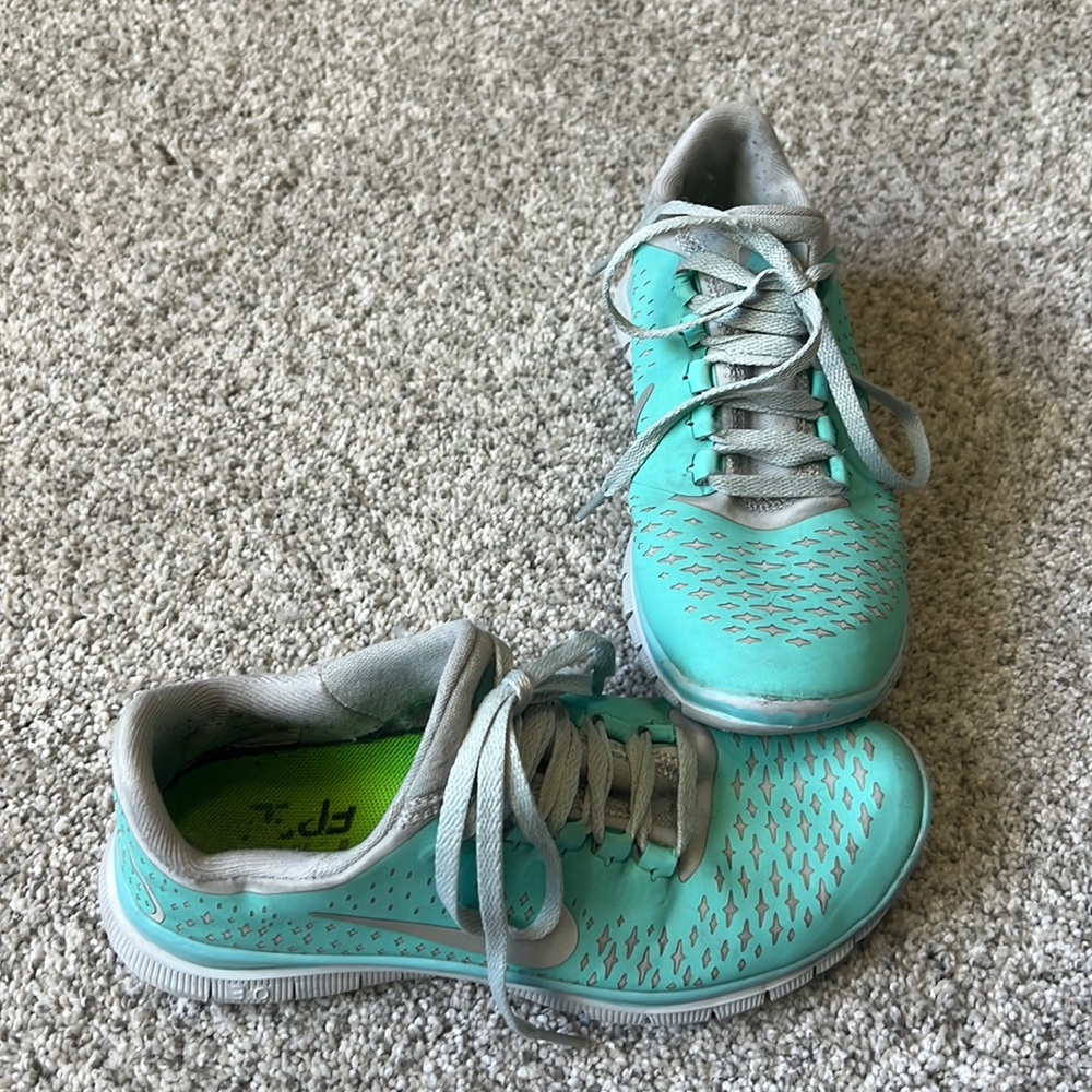 NIKE Women/mint green